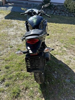 Honda CBR 125R (2012) – bouraná na předek , motor startuje - 3