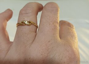 Jemný zlatý prstýnek se zirkony - 3