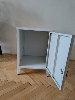 Plechová bílá skřínka - 3