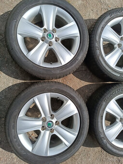Škoda Yeti - originál alu 7x17 et45 + letní 225/50/17 - 3