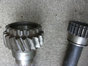 Prodám nové svislé čepy na Z 6711 a Z 4011. - 3