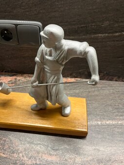 Soška slévač na podstavci - 3