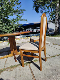 Dřevený kulatý stůl a 4 kvalitní židle - rozkládací stůl - 3