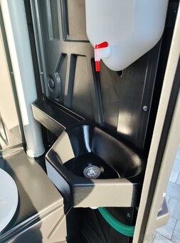Nové mobilní přenosné WC s umyvadlem a pisoárem - 3