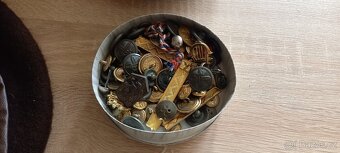 Staré vojenské zdravotnické věci helma čutora... - 3