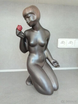 SOŠKA- KLEČÍCÍ PANNA S RŮŽÍ - 3