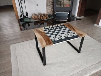 Šachový epoxidový stolek z ořechu + figurky - 3