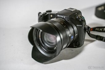 Sony RX10 II s 24-200mm objektivem F2,8 - 3