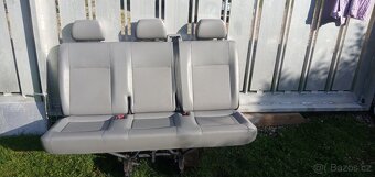 PRODÁM ZADNÍ TROJSEDAČKU DO VW TRANSPORTER T5 ŠEDÁ PĚKNÁ - 3