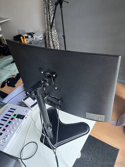 Zakřivený monitor Samsung 27" C27F390 - 3
