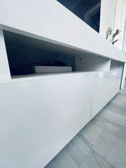Moderní TV stolek – bílý lesk, minimalistický - 3