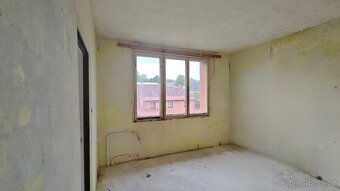 Byt 3+1 (69 m²) s garáží v Lesné u Tachova k rekonstrukci - 3