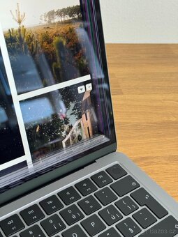 Apple MacBook Air M2 / 8GB / 512GB / Space Grey - pruhy LCD - 3