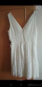 Bílé šaty s krajkou a výšivkou i jako svatební - 3