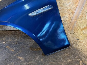 LEVÝ PŘEDNÍ BLATNÍK BMW F10/F11 IMPERIALBLAU BRILLANTEEFEKT - 3