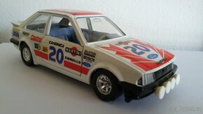 Starý model Bburago 1:24 Ford Escort XR 3 - 3