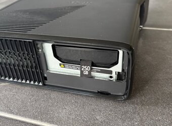 Xbox 360 (250 GB) + Kinect, ovladač, hry - 3