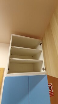 Skříně IKEA STUVA + nástevec BESTA - 3