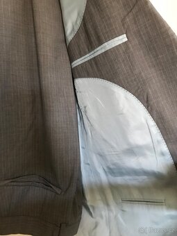 šedý oblek Hugo Boss,jemný proužek - sako NOVE, kalhoty TOP - 3