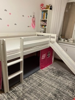 Vyvýšená dřevěná postel se skluzavkou - 3