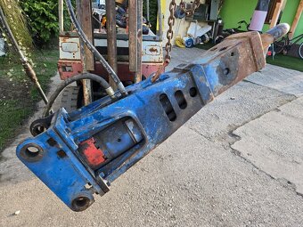 Bourací kladivo použito na Jcb 3cx možno i bagr - 3
