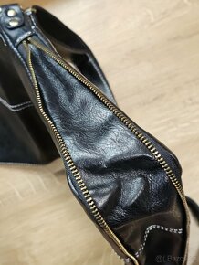 Tmavá taška crossbody 25 x 23 x 6 cm - 3