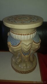 Porcelánový zdobený stolek se slony výška 50cm,šířka 30cm - 3