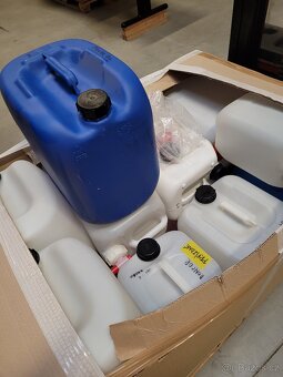 Prázdné kanystry různé velikosti - 3