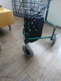 Prodám invalidní chodící pomocní vozík z košíčkem - 3