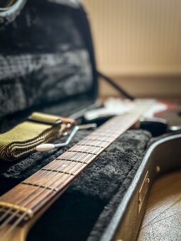 Squier Standard Stratocaster + hard case - 3