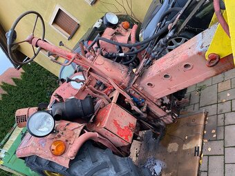 Traktor RS - 09, čelní nakladač - 3