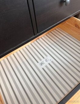 KOMODA HEMNES S OCHRANNÝM SKLEM - 3