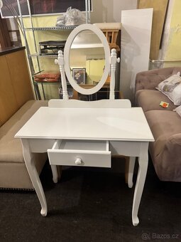 Hezký bílý toaletní stolek se zrcadlem a šuplíkem - 3
