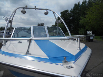 WakeboardWaterskiMotorboat včetně přívěsu s novým Tüv Hobbyi - 3