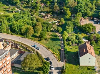 Rovinatý pozemek k výstavbě domu 1054m2 - 3