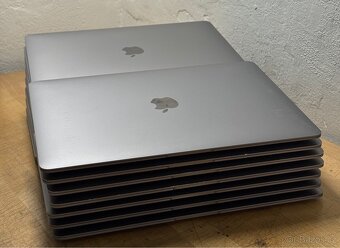 MacBook Air M1 2020 CTO/8GB RAM/M1/256GB SSD/Záruka - 3