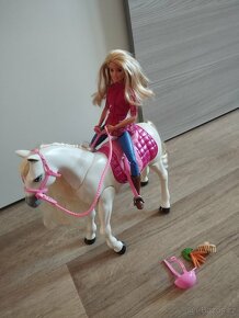 Chodící kůň s barbie  mattel - 3