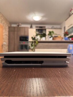 PS4 pro bílej + ovladače, hry, kabeláž - 3