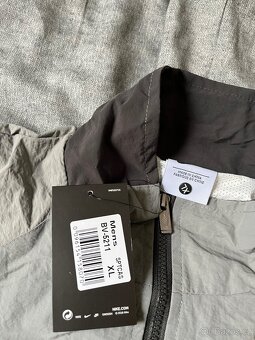 Šedá větrovka Nike Windbreaker - 3