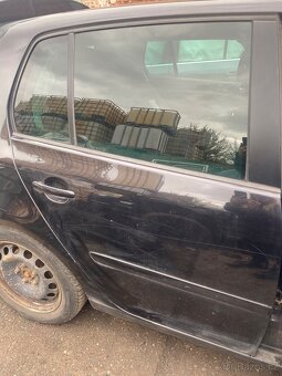 VW Golf 5( barva černá metaliza) - 3
