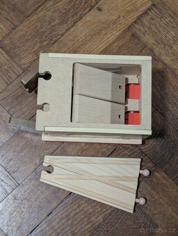 small foot Dřevěné depo k vláčkodráze - 3