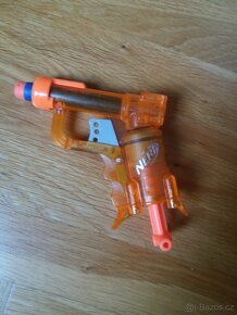 Prodám - Nerf pistole a 3 malé pistolky SLEVA - 3