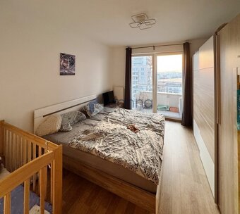 Pronájem bytu 2+kk/2xB, 57m2, 8.p., výtah, garáž. st., v ul. - 3