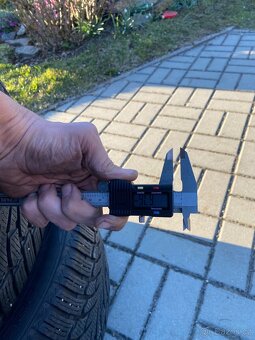 285 40 21 zimni Nokian cca 7mm - 3