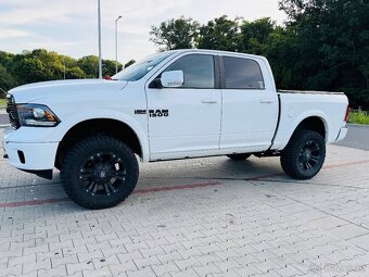 Dodge Ram 1500 Laramie Crew Cab - 3
