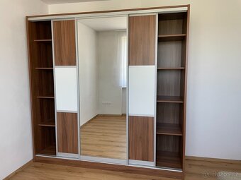Šatní skříň s posuvnými dveřmi - IHNED k odběru - 3