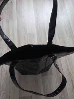 černá lesklá kabelka DKNY - 3
