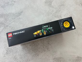 LEGO 42136 Technic - John Deere 9620R 4WD Tractor - 3