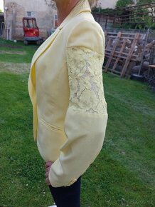 Světle žluté dámské sako s krajkou - 3
