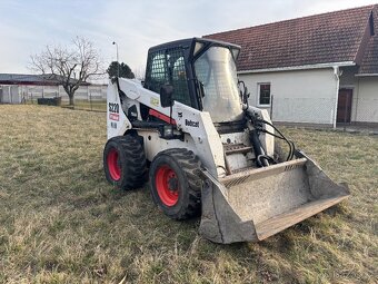 Smykový nakladač BOBCAT S220 55,9 kw - 3
